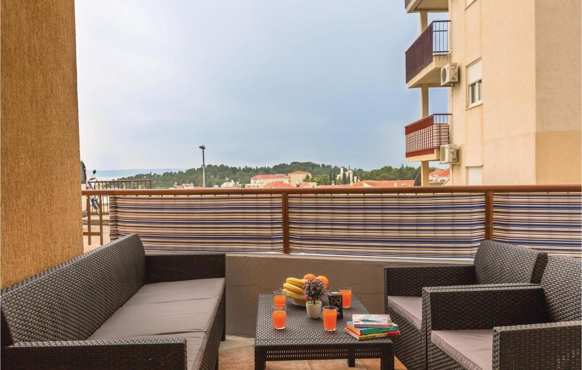 Stunning Apartment In Makarska With Kitchen Exterior foto